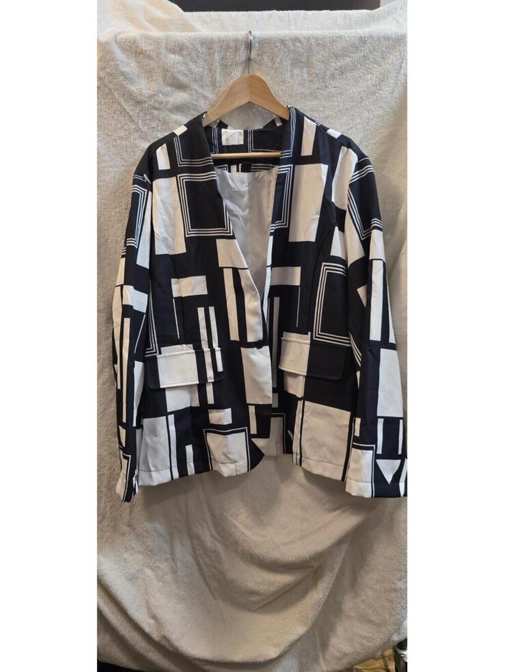 Never Worn Black and White Abstract Print Single Button Front Blazer 6X